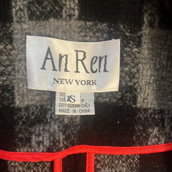 An Ren Fitted Nicely Detailed Wool Jacket - Picture 4 of 5